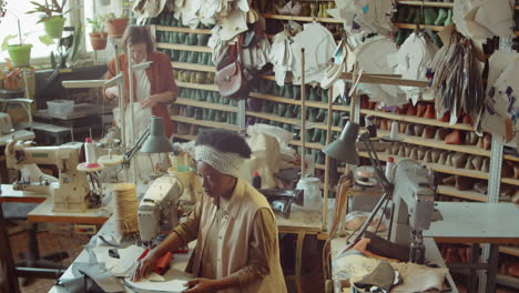 Multiethnische-Frauen,-Die-In-Der-Schuhmacherwerkstatt-Arbeiten